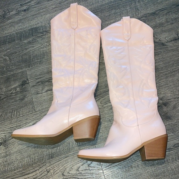 Baby pink cowgirl boots 👢 - Picture 2 of 6